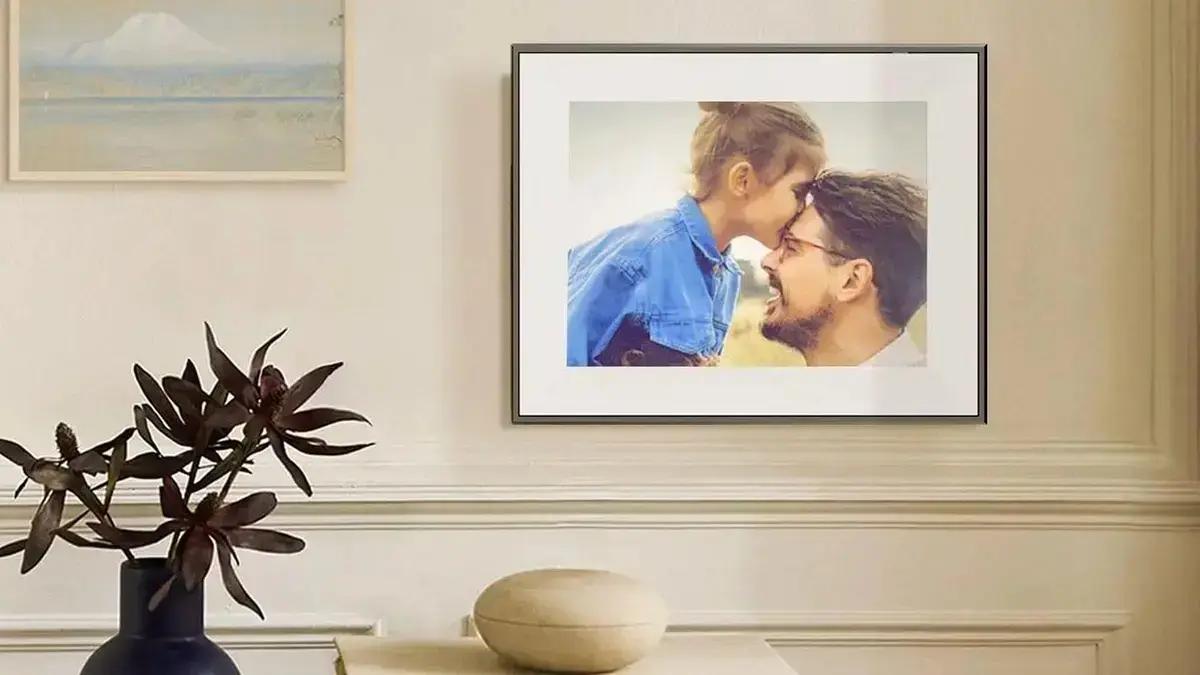 Aura lança porta-retrato digital sem fio com tela e-paper e bateria para 3 meses