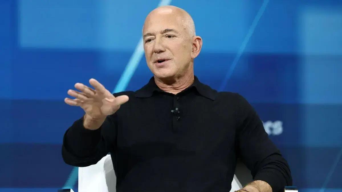 Jeff Bezos classifica setor de IA como uma bolha, mas reconhece seus benefícios reais