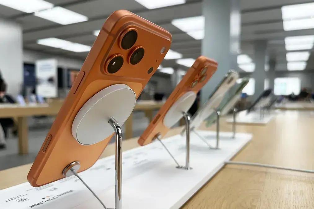 Apple adapta suportes MagSafe em lojas para evitar marcas no iPhone 17