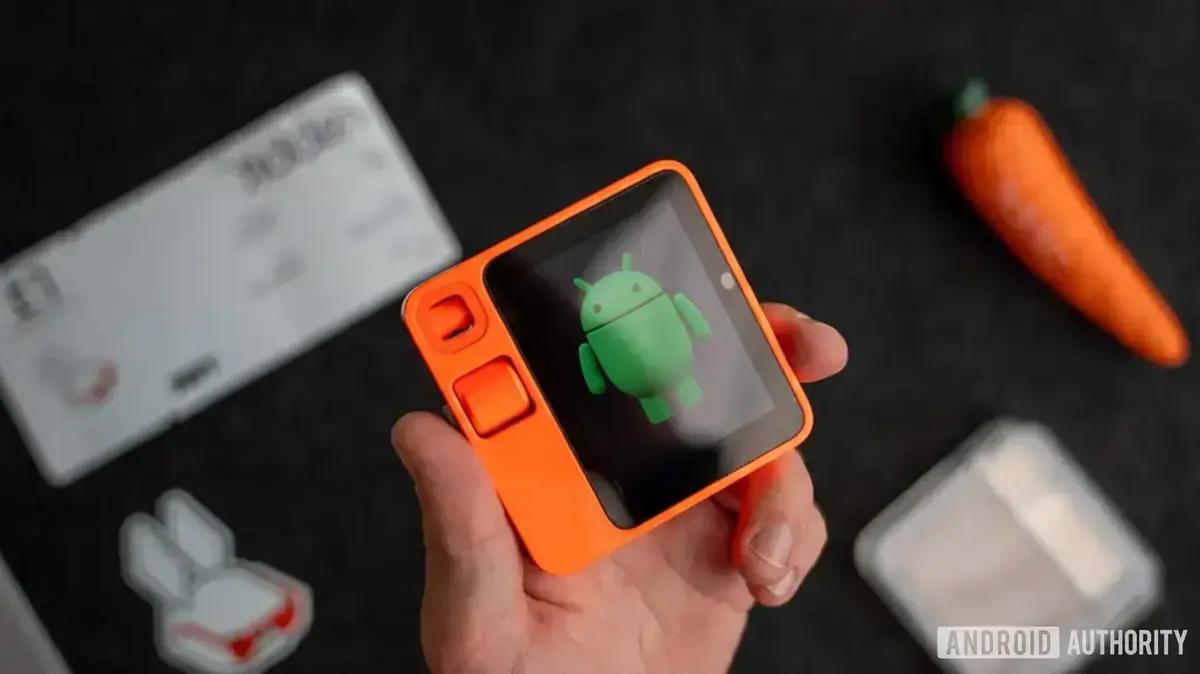Nova função de controle automático do Android supera limitações do Rabbit R1