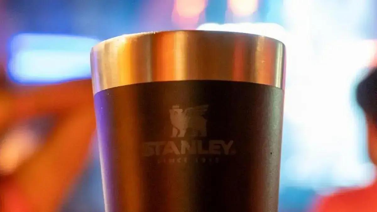 Kit com dois copos térmicos Stanley com desconto de 50% no site oficial