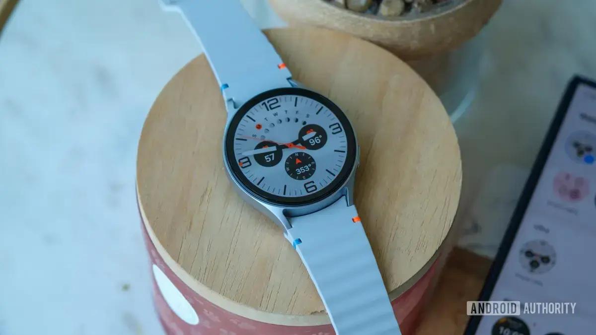 Atualização estável do Wear OS 6 começa a ser liberada para o Samsung Galaxy Watch 7