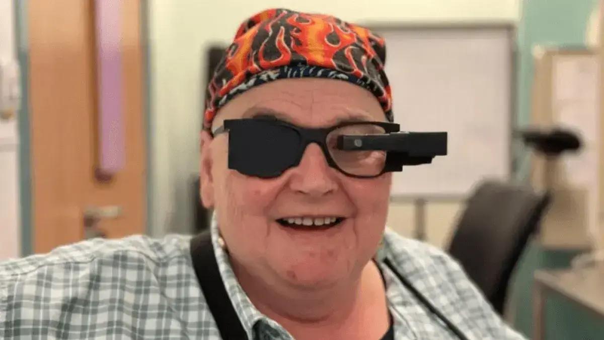 Mulher cega volta a ler após implante de chip na retina