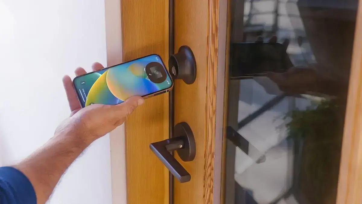 Próximos iPhones poderão ter alcance NFC ampliado para facilitar desbloqueio por aproximação