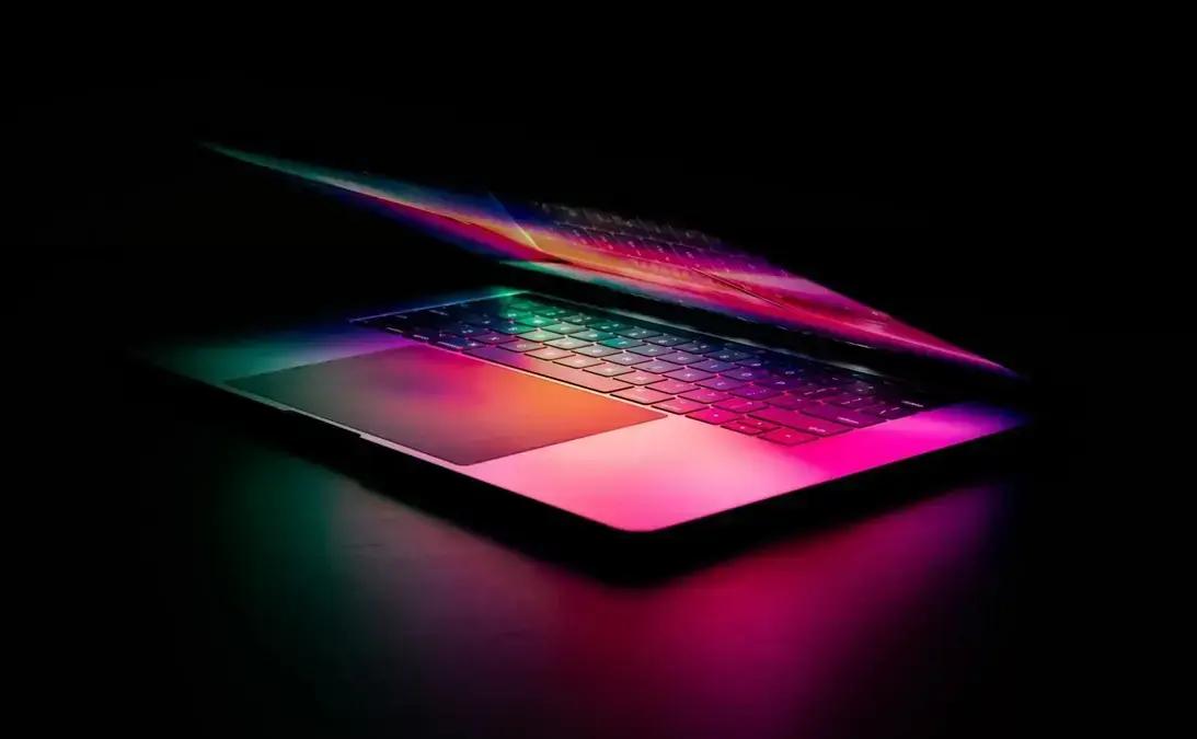 Lançamento do MacBook Pro M6 com tela OLED depende da Samsung instalar equipamentos até o fim de 2026