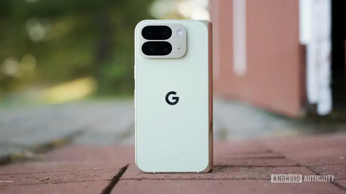 Análise do Google Pixel 10 Pro Fold: recursos e desafios do celular dobrável