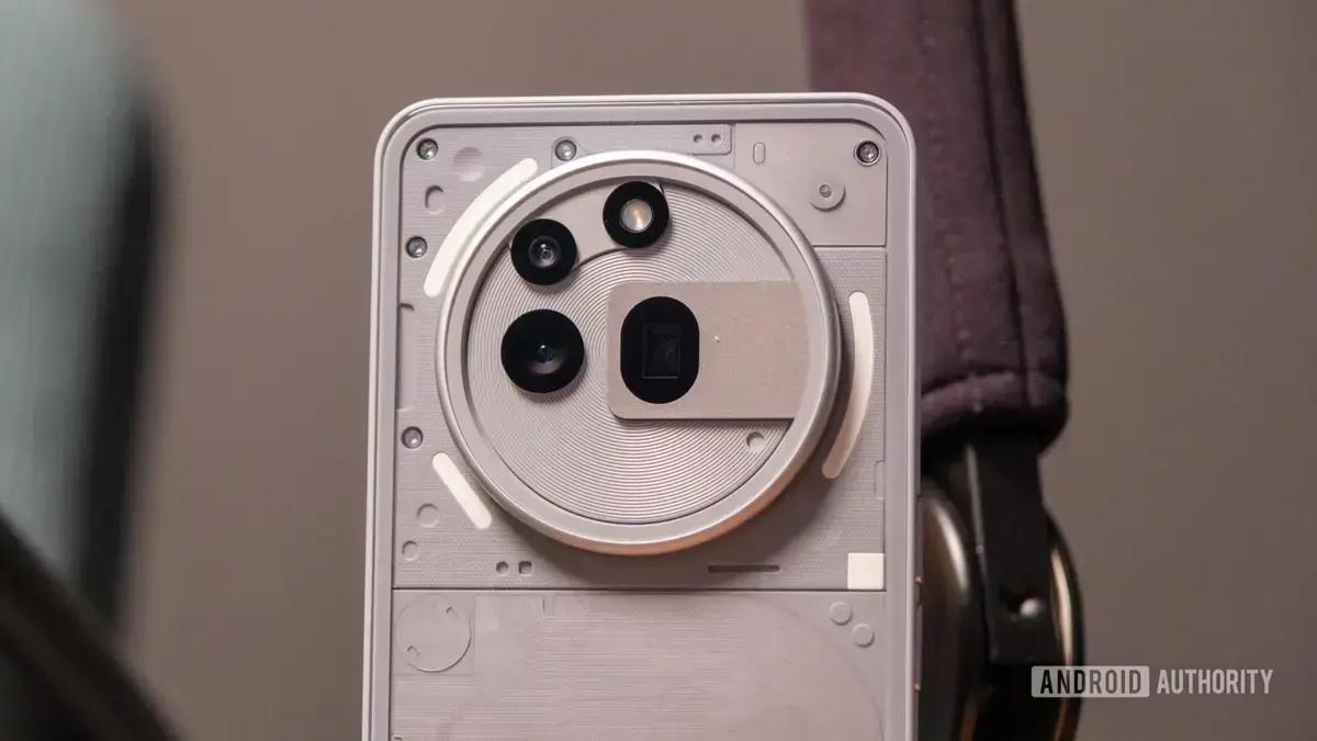 Usuários do Nothing Phone 3a enfrentam problema com luzes Glyph que ficam acesas