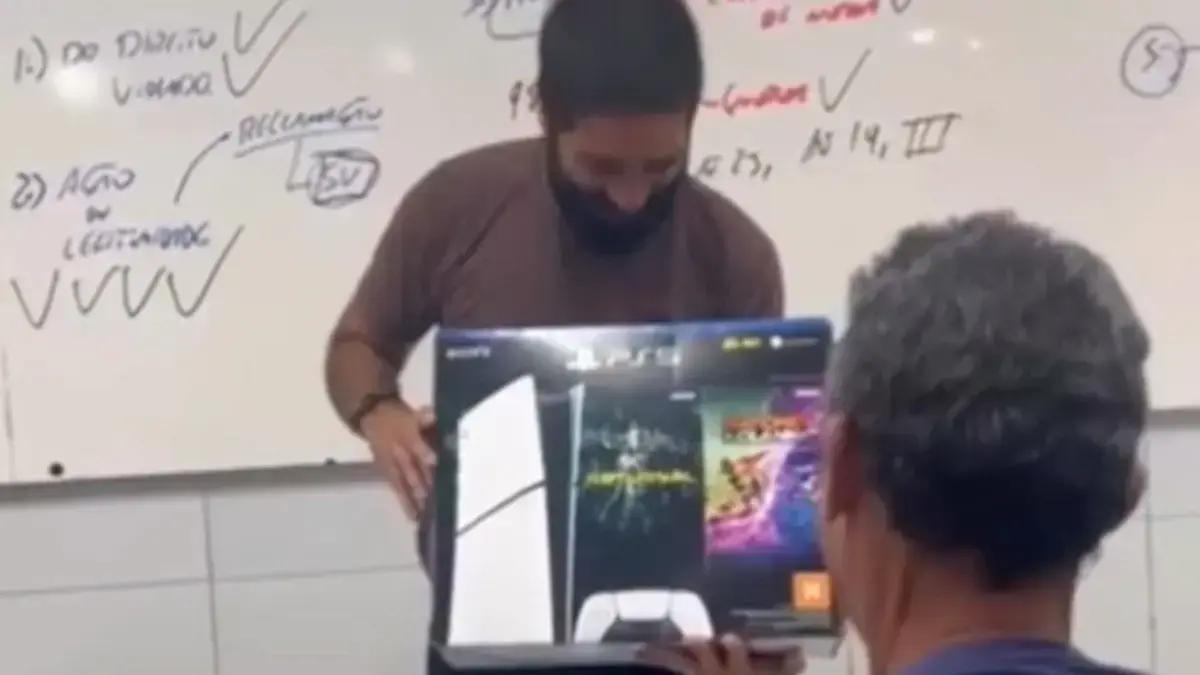 Professor de Direito em Recife recebe PS5 de presente dos alunos em homenagem