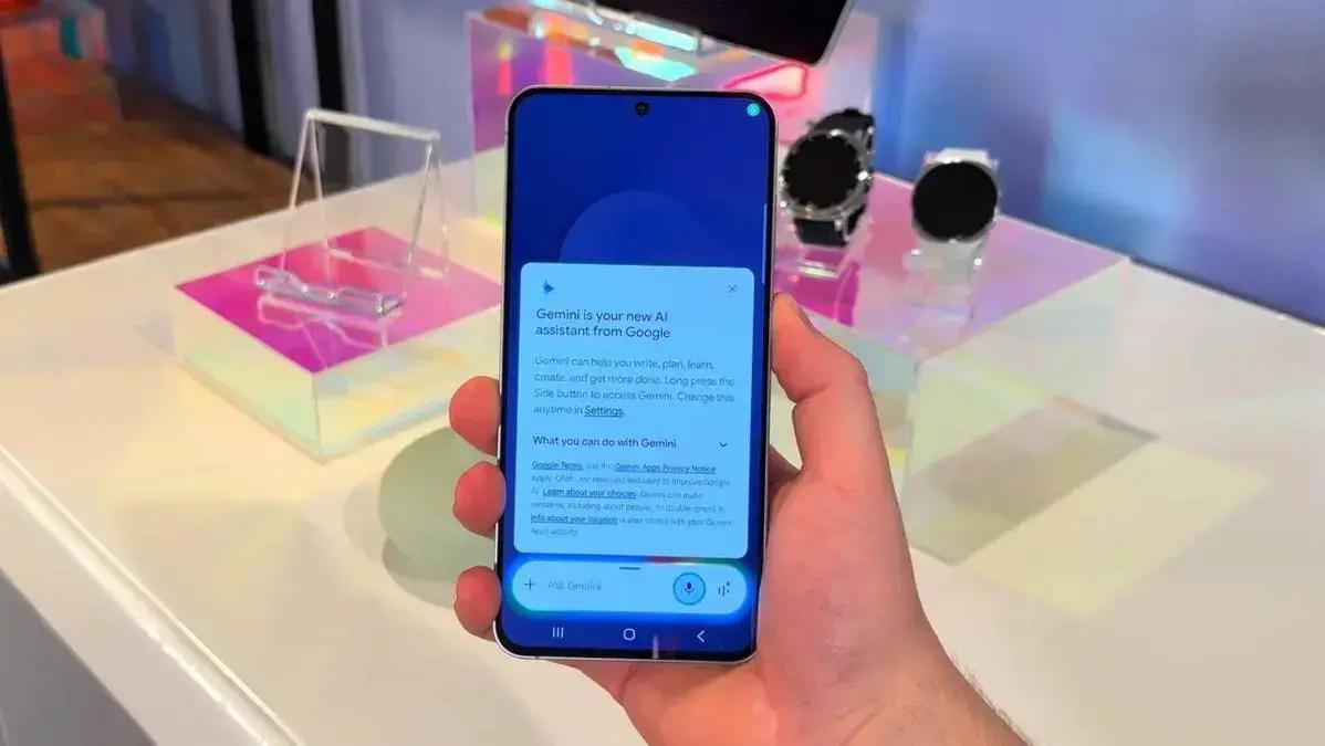 Nova funcionalidade permite resumir páginas web em celulares Galaxy pelo Chrome
