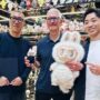 Tim Cook recebe boneco personalizado Labubu em visita à China