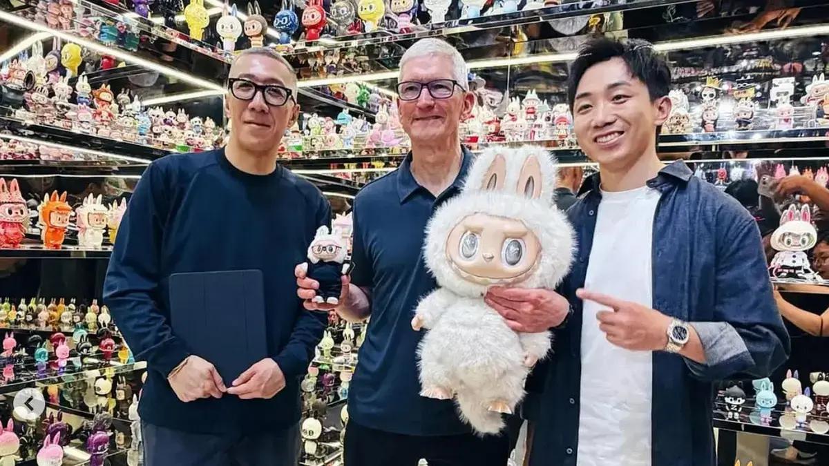 Tim Cook recebe boneco personalizado Labubu em visita à China