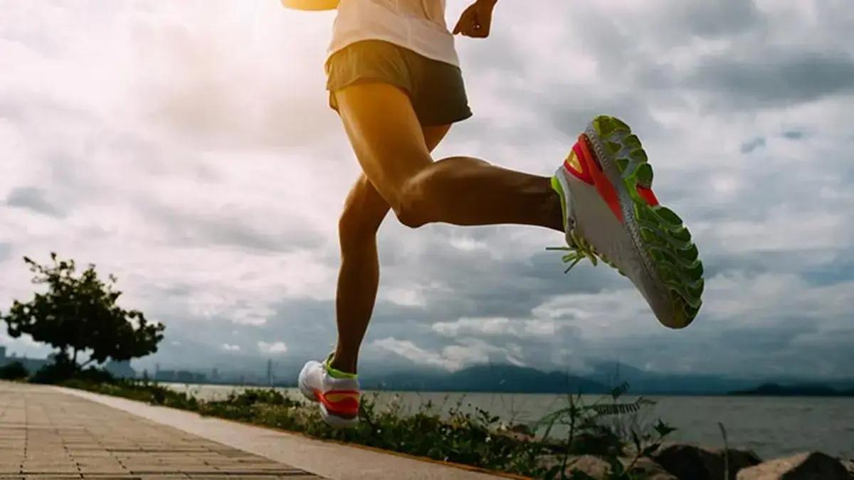 Tênis de corrida ASICS com descontos de até 42% na Netshoes