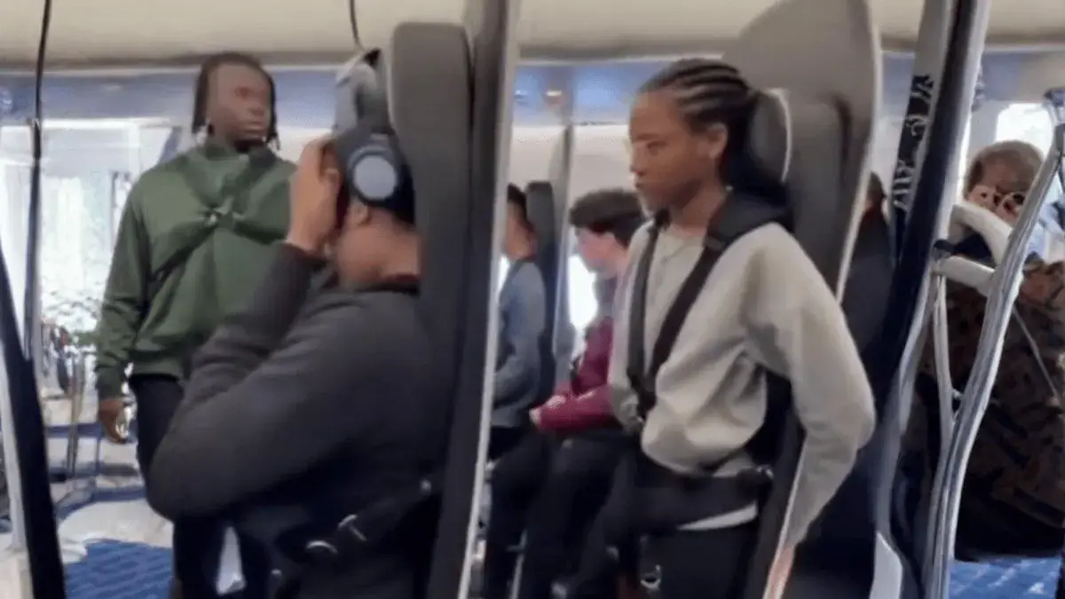 Assentos verticais para voos curtos geram debate sobre conforto e segurança