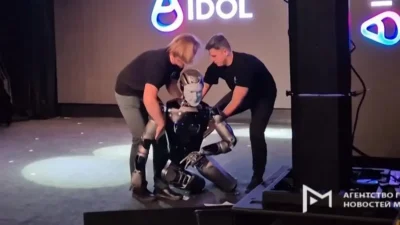 Robô humanoide russo AIDOL cai durante apresentação ao vivo na Rússia