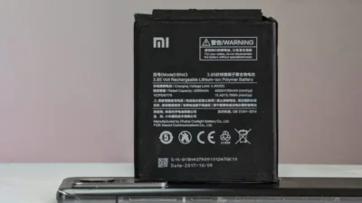 Por que os smartphones Xiaomi têm baterias com capacidade reduzida na Europa