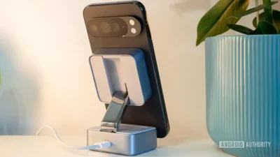 Pesquisa aponta que muitos usuários de Pixel utilizam carregadores Qi e Qi2 incompatíveis