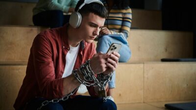 Uso intenso do celular impacta saúde mental de universitários brasileiros