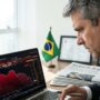 Investidores brasileiros revisam estratégias diante da queda do Bitcoin em 2024