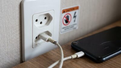 Aumento de acidentes fatais por celular ligado à tomada no Brasil preocupa autoridades